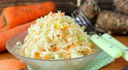 Ensalada feita de chucrut e alcachofa de Xerusalén